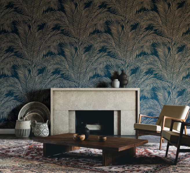 Interieur met donker behang, open haard en fauteuil