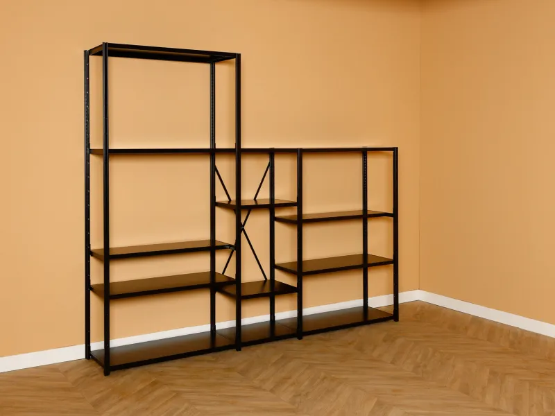 Metalen stellingkast in een ruimte met houten vloer