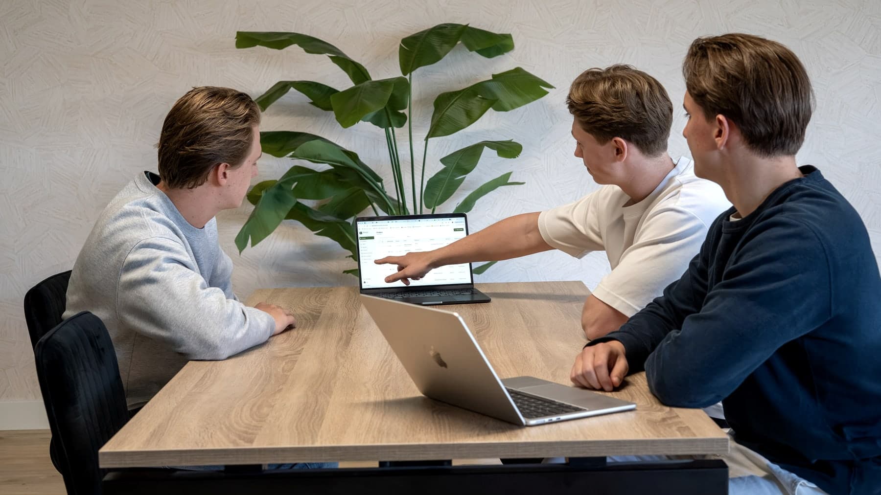 Samen een dashboard doornemen aan tafel bij Lyfta
