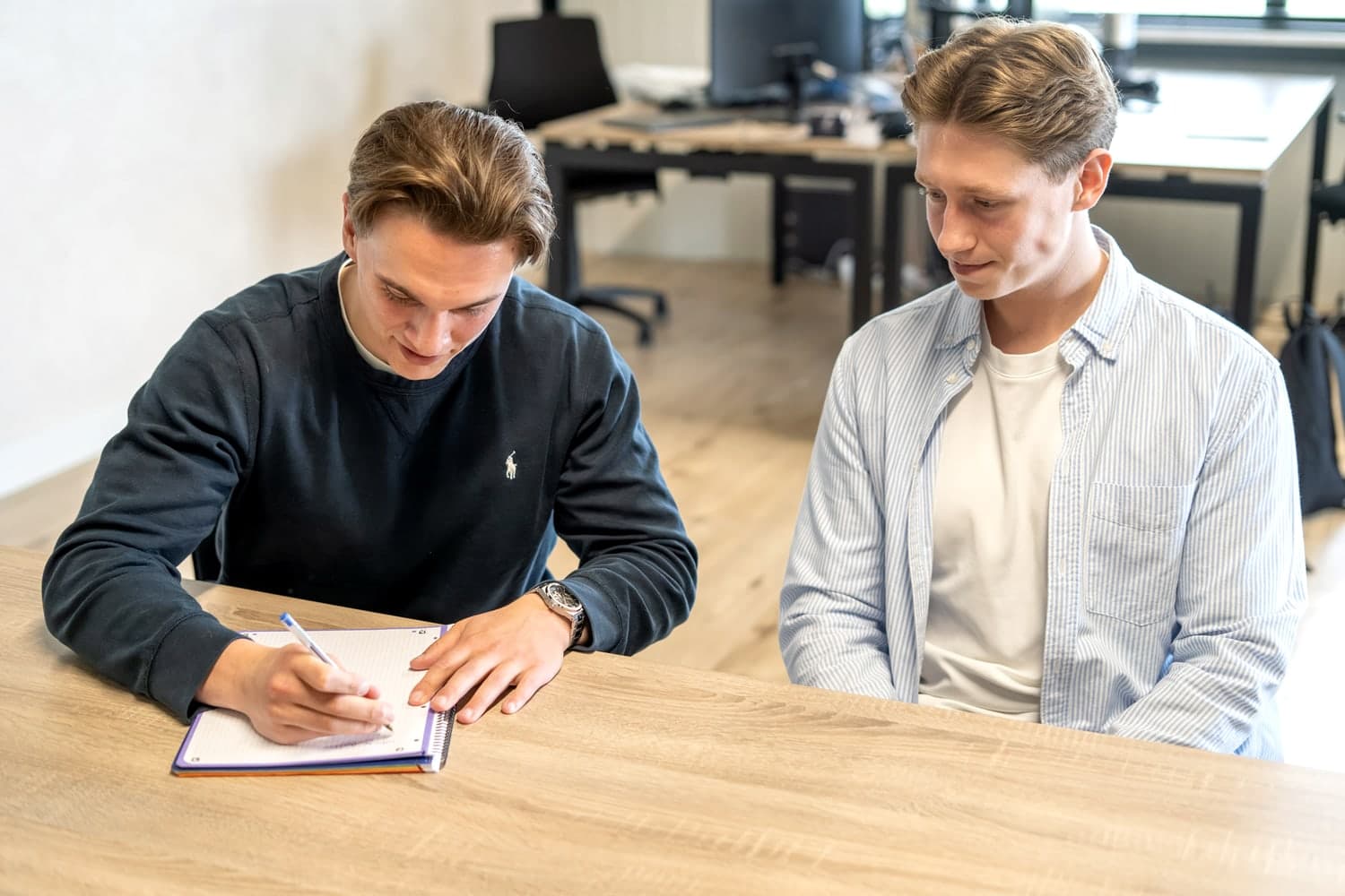 Samenwerken aan een vraagstuk aan tafel bij Lyfta