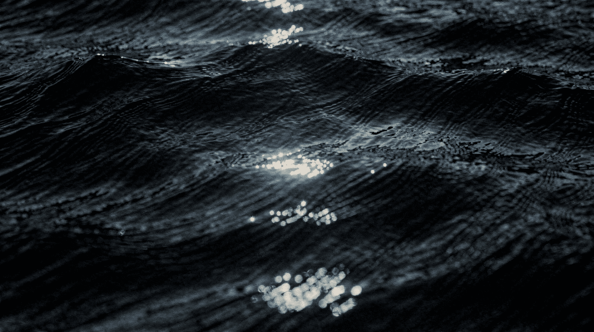 Donker water met lichtreflecties