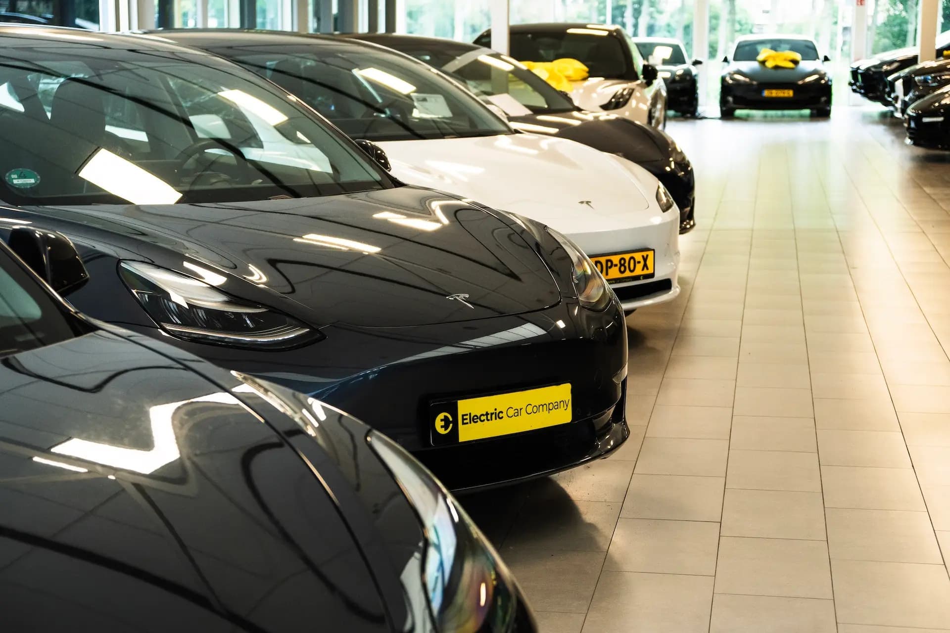 Rij Tesla's in de showroom van The Electric Car Company