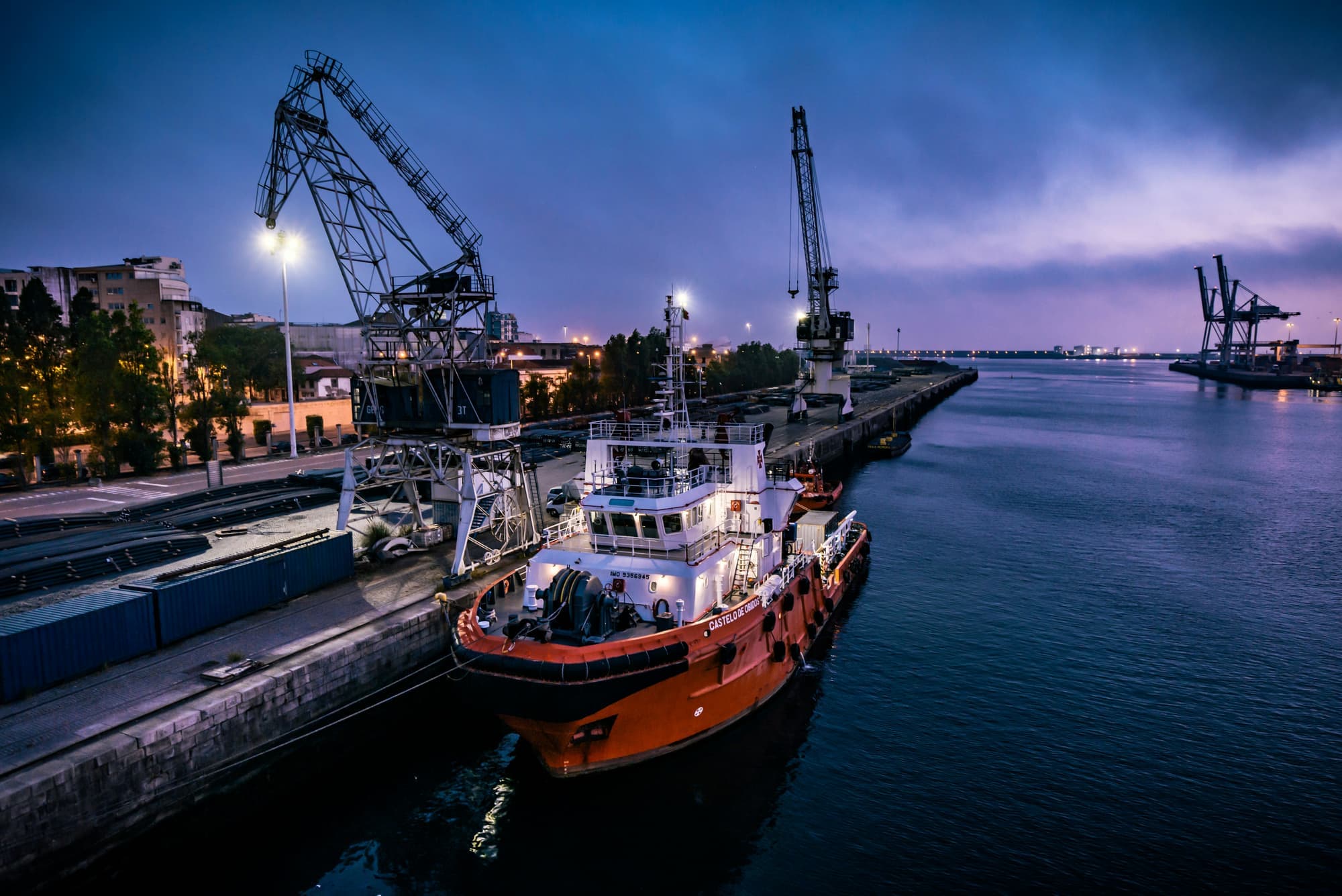 Maritiem werkschip aan de kade bij schemer