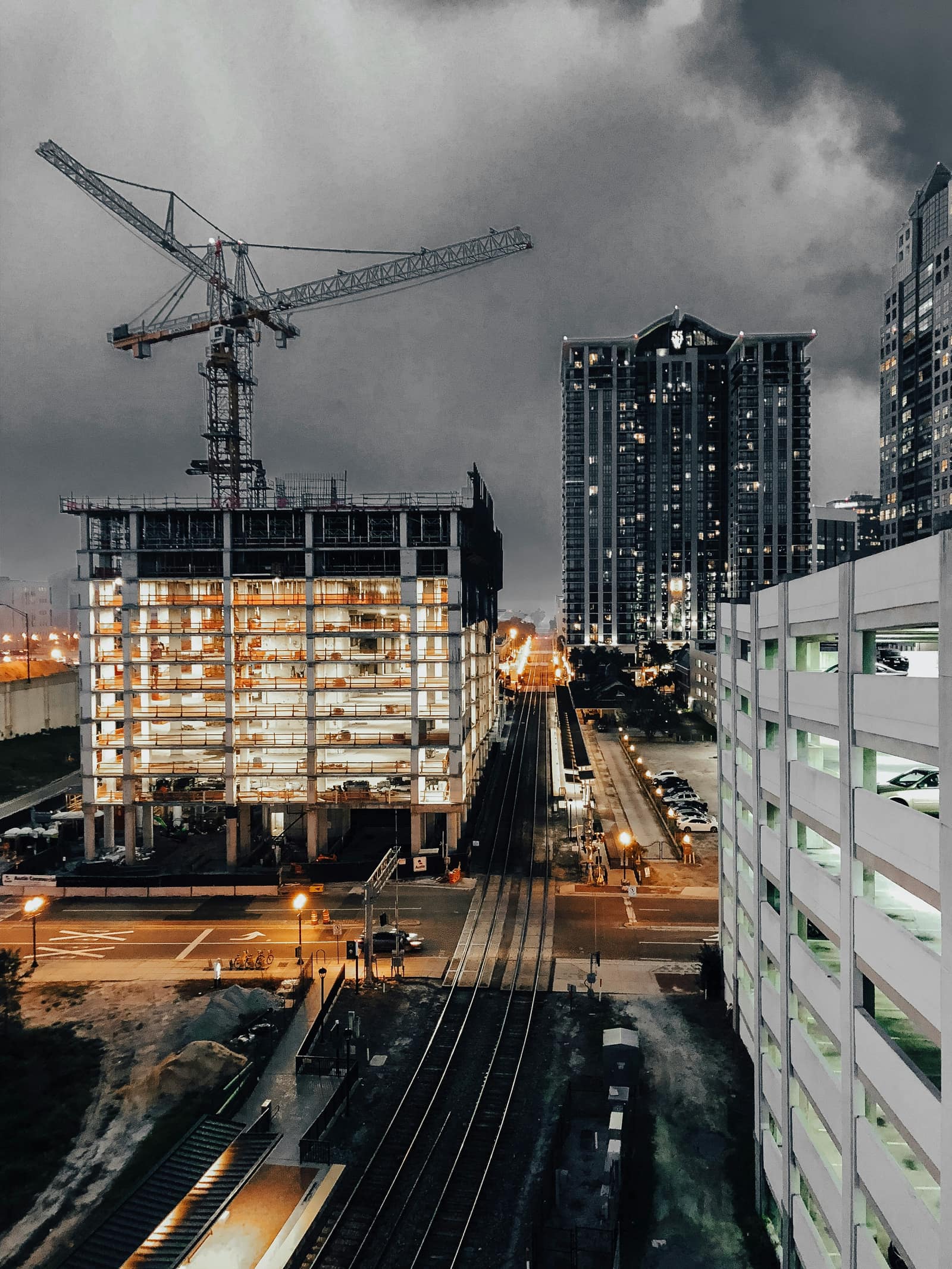Modern bouwproject 's nachts — langdurige samenwerking, voorbij de oplevering
