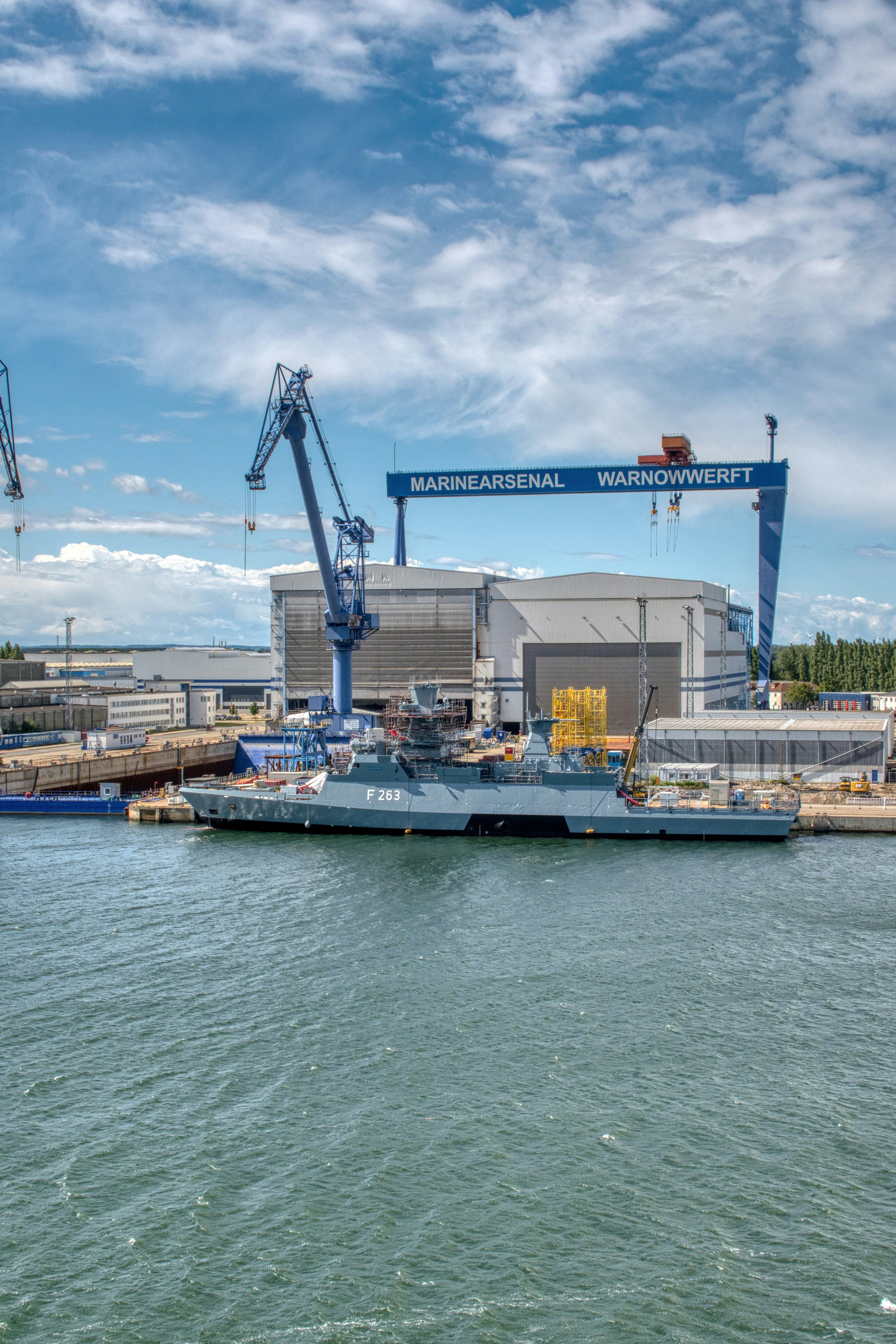 Werf met marinevaartuig — grote spelers investeren zwaar in digitalisering