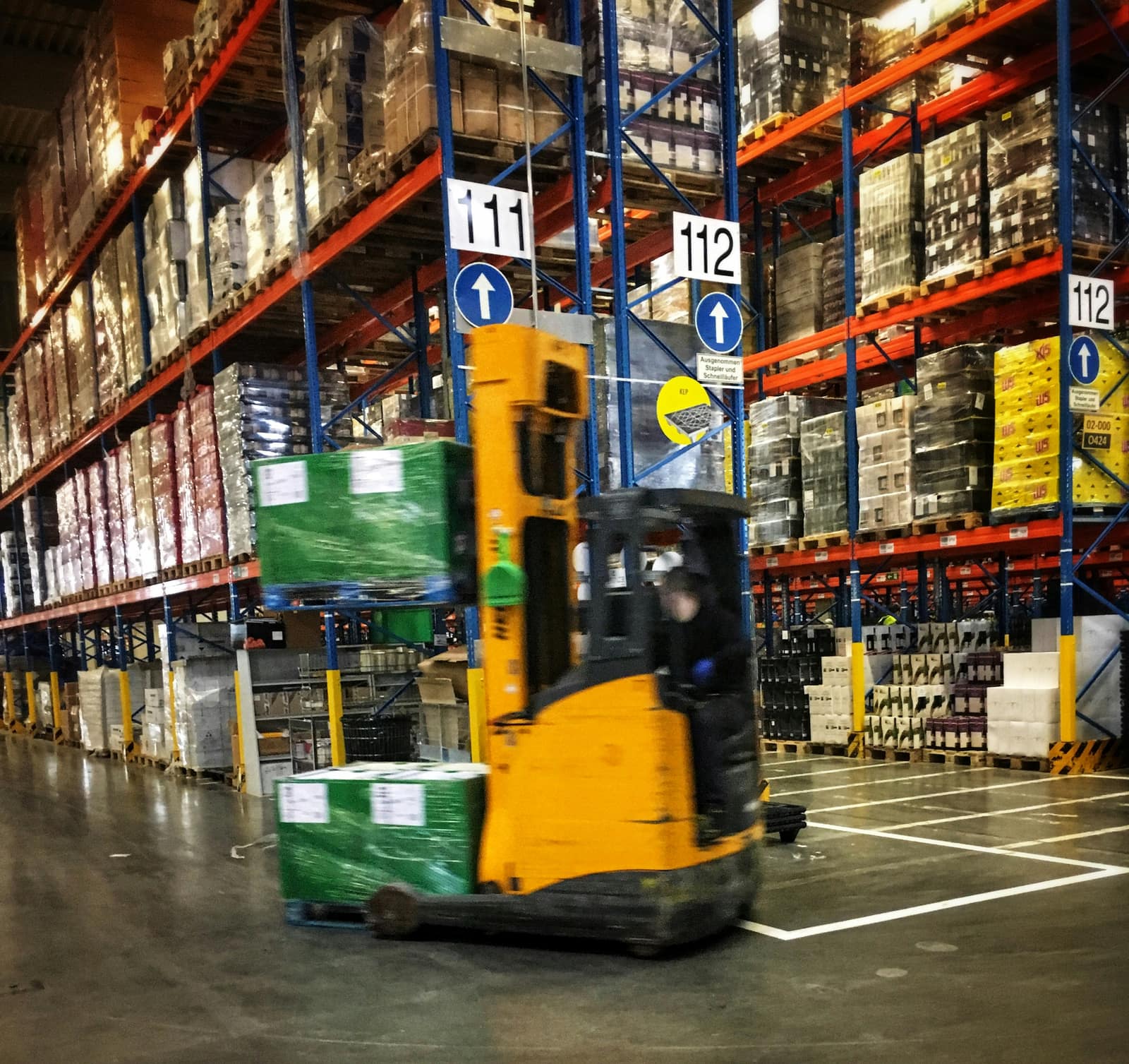 Magazijn met heftruck — productinformatie net zo vindbaar als de pallets zelf