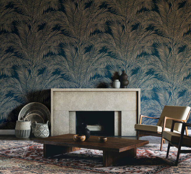 Interieur met donker behang